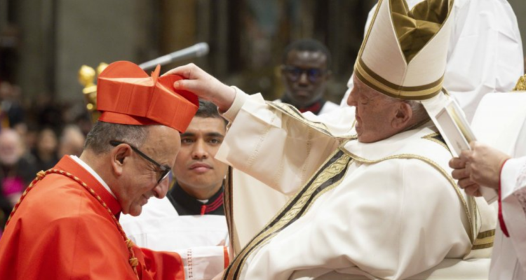 Arzobispo de Santiago Fernando Chomalí fue investido como cardenal por el papa en Roma