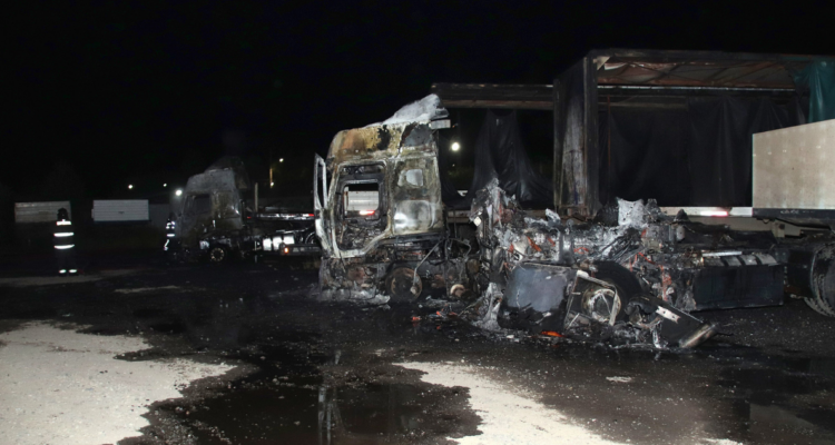 Camiones destruidos en ataque incendiario en Padre Las Casas