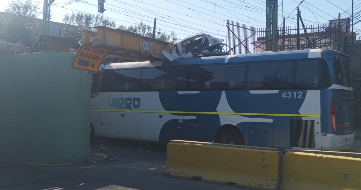 Bus quedó atrapado entre un paso bajo nivel y una viga en Estación Central