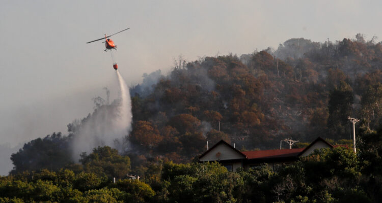 Aumenta a 80 hectáreas la superficie quemada por incendio forestal en Paine: hay 3 viviendas afectadas