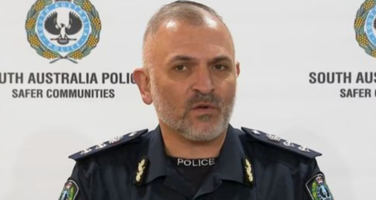 Australia: padres son detenidos por hacerle fingir a su hijo que tenía cáncer para recaudar dinero