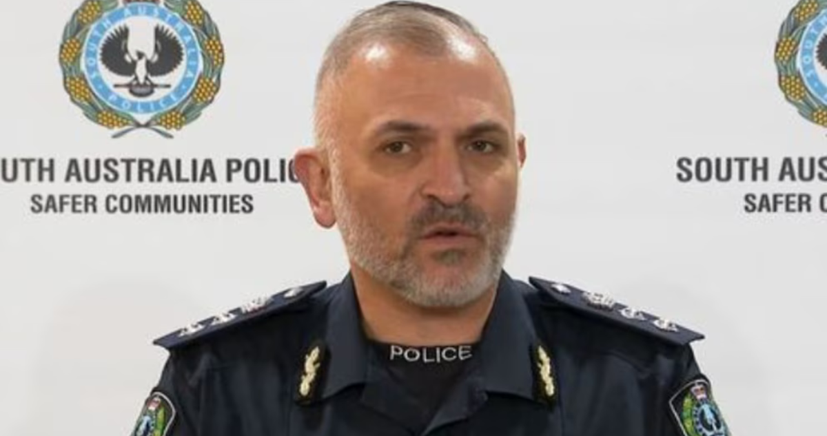 Australia: padres son detenidos por hacerle fingir a su hijo que tenía cáncer para recaudar dinero