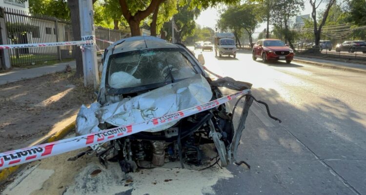 Auto de fatal accidente en Ñuñoa quedó abandonado: despiden a víctima con balas y fuegos artificiales
