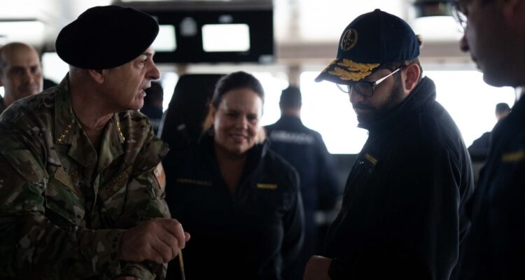 Presidente Boric y ministra Fernández arriban a Talcahuano a bordo del rompehielos Almirante Viel