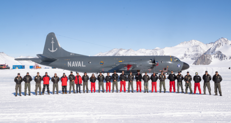 Avión de la Armada marca hito aterrizando en el punto más austral de Chile: Estación Glaciar Unión