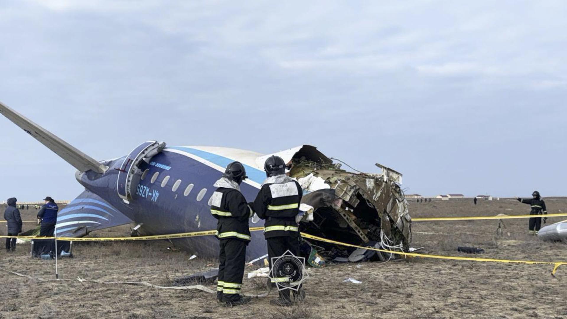 los especialistas en emergencias trabajando en el lugar del accidente
