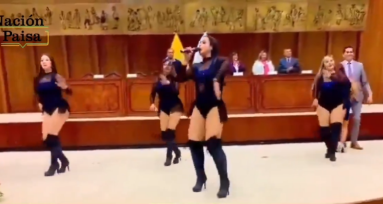 Escándalo en Ecuador: bailarinas exóticas irrumpen en Congreso y realizan osado show ante autoridades