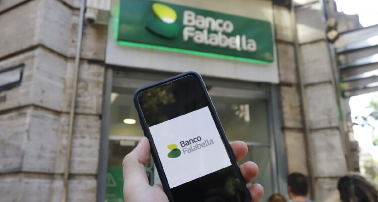 Banco Falabella deberá indemnizar a víctima de fraude: estafador pidió “ayuda” y le quitó $4 millones