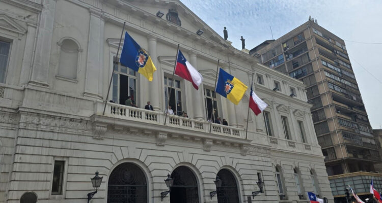 Sacan bandera mapuche y LGBTIQ del frontis del municipio de Santiago tras llegada de alcalde Desbordes