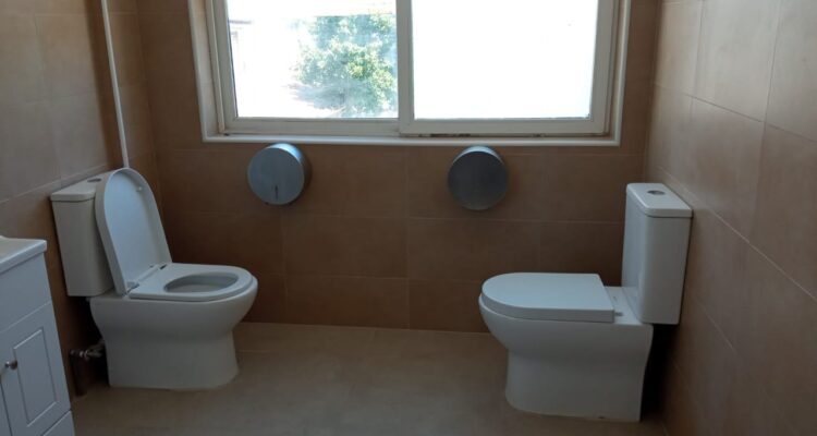 Baños frente a frente en Municipalidad de La Unión