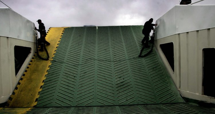 Nave por proyección del MOP respecto a barcazas en ruta entre Niebla y Corral