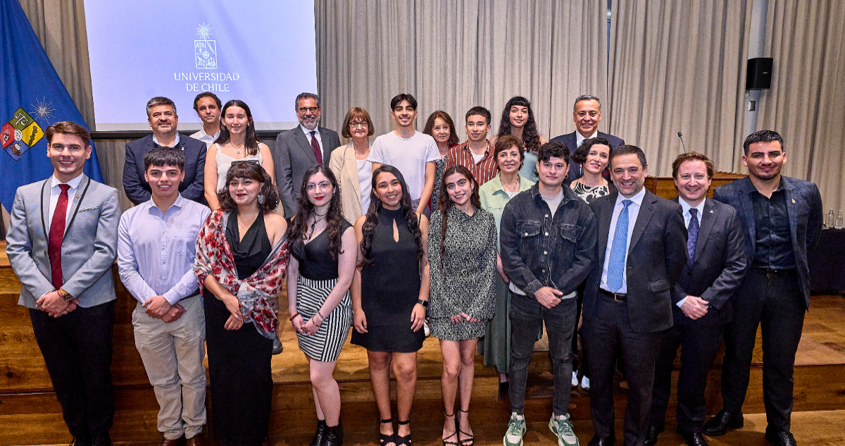 Estudiantes de la Universidad de Chile reciben becas de movilidad internacional de Banco Santander