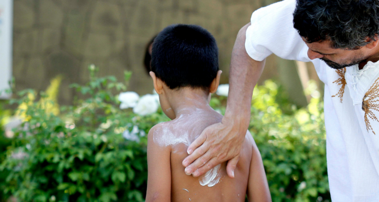 Todo lo que necesitas saber sobre el bloqueador solar: cuántas veces reaplicarlo, desde qué edad y más