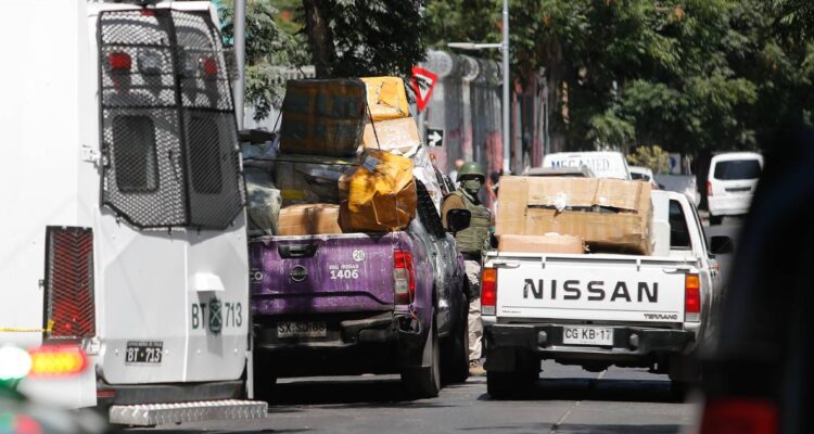 Allanan bodega de ropa falsificada en Santiago: tres detenidos e incautación de arma de fuego