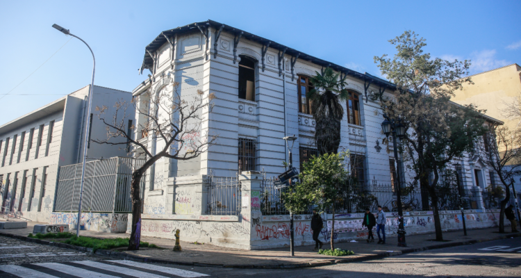 Bomberos acude al Liceo de Aplicación por amago de incendio: estudiantes quemaron overoles en un baño