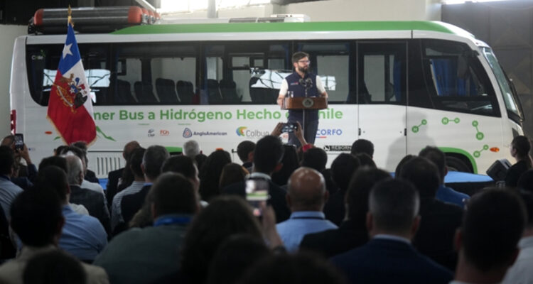 Boric celebra el primer bus a hidrógeno verde fabricado en Chile: se inviertieron más de $800 millones