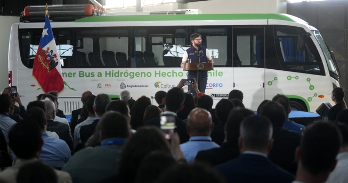 Boric celebra el primer bus a hidrógeno verde fabricado en Chile: se inviertieron más de $800 millones