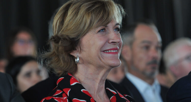 La alcaldesa de Providencia, Evelyn Matthei, participa en la ceremonia de inauguración de Conecta Costanera, primer proyecto inmobiliario de oficinas que se levanta en el eje de Avenida Andrés Bello desde 2017, financiado por Vida Security y desarrollado por Inmobiliaria Security.