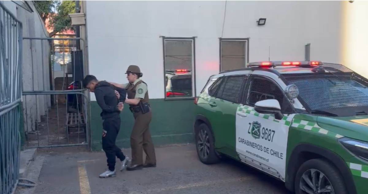 Cae banda juvenil tras robo con violencia en departamento de Santiago: hay 5 detenidos