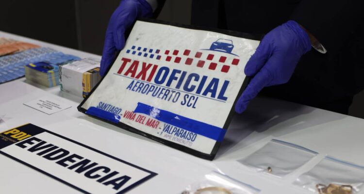 Cae banda de taxistas por estafas: cobraron hasta $9 millones por viaje desde Aeropuerto de Santiago