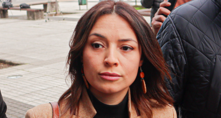 Camila Polizzi por petición de préstamo por parte de carabinero