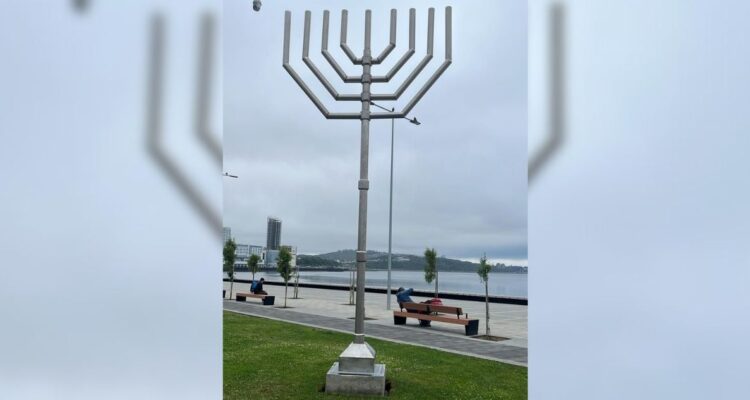 Polémica por instalación de candelabro judío en Puerto Montt: “Un símbolo de muerte”