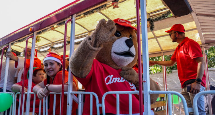 Viejito Pascuero y Oso Ambrosoli de Carozzi participaron en caravana navideña en Nos, San Bernardo