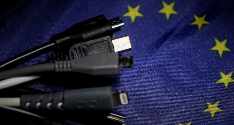 Foto de contexto por cargador universal en la Unión Europea