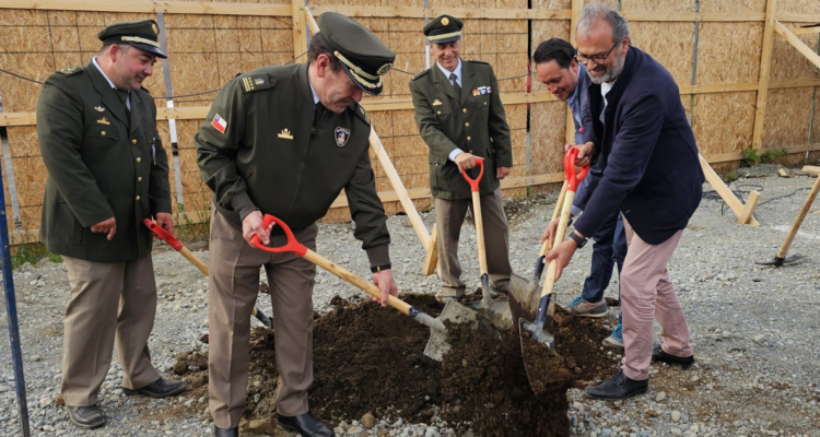 Ponen primera piedra de Octava Compañía de Bomberos en Puerto Montt tras 15 años de espera