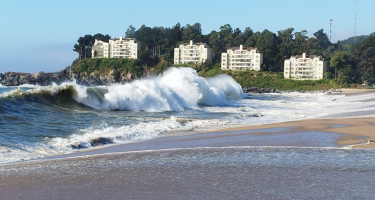 Fuertes marejadas causan estragos en playa Pingueral de Tomé: agua casi ingresa a casas