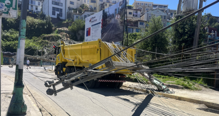 Más de 1.700 clientes sin luz luego que camión arrasara con cables del tendido eléctrico en Valparaíso