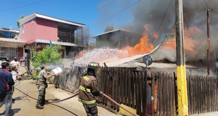 Incendio en Quillota deja de casas destruidas y diez personas damnificadas