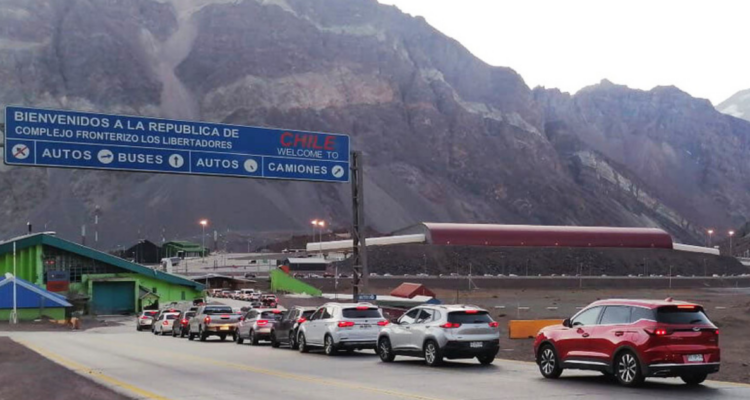 Largas filas y hasta 12 horas de espera para cruzar en intenso fin de semana en Paso Los Libertadores