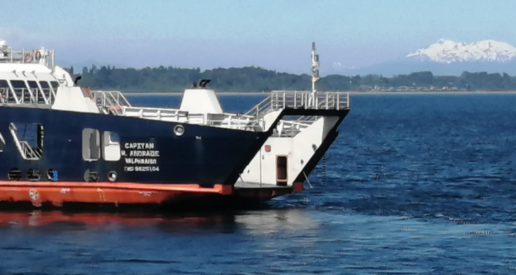 Barcaza en canal de Chacao sufre caída de rampa de acceso mientras realizaba servicio