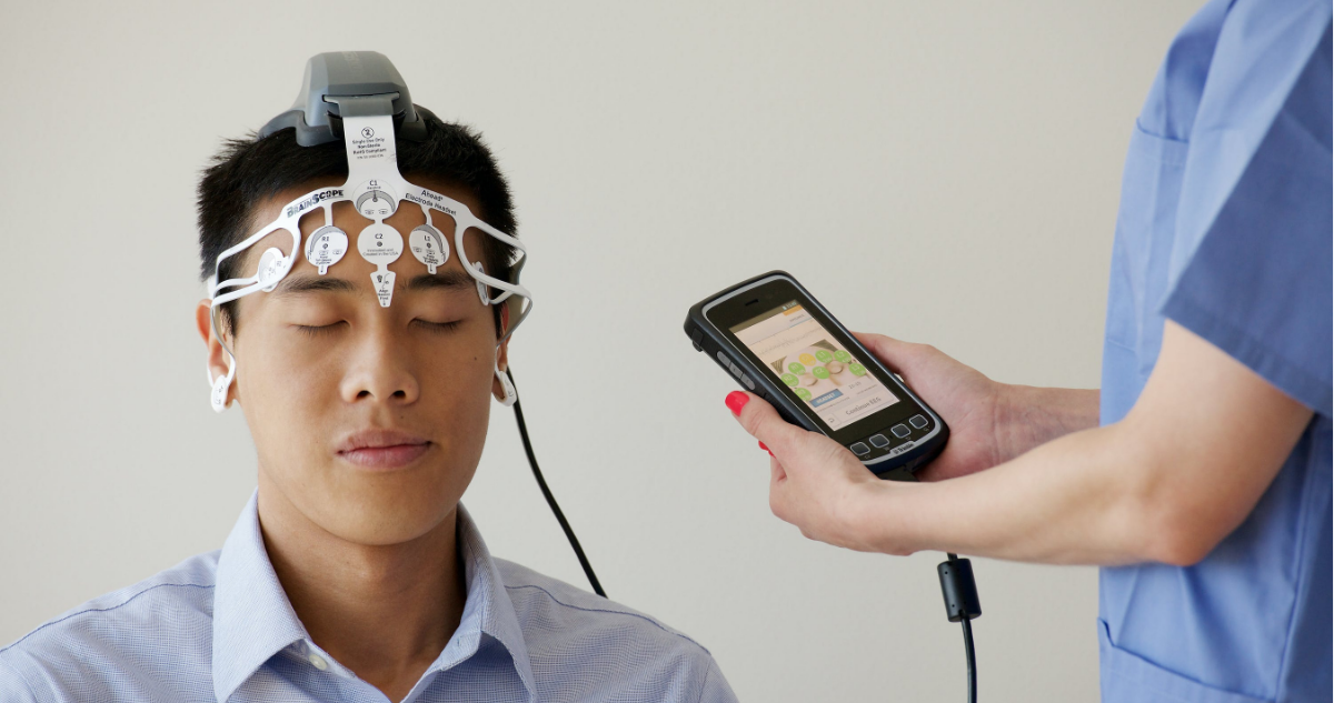 Analizando cerebro de una persona en referencia a Científicos descubren a qué velocidad trabaja el pensamiento humano y es menor que la del Internet