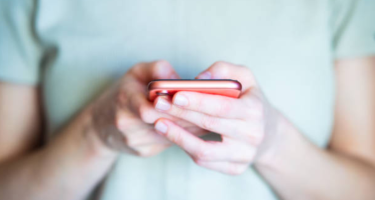 Demandan a chatbot que alentó a menor a matar a sus padres por restricción de pantallas en EE.UU