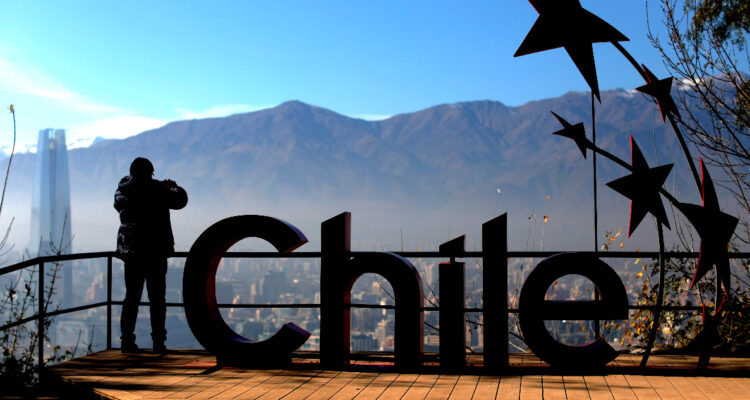 Chile sale del Top 10 en ranking de desempeño económico de países OCDE elaborado por The Economist