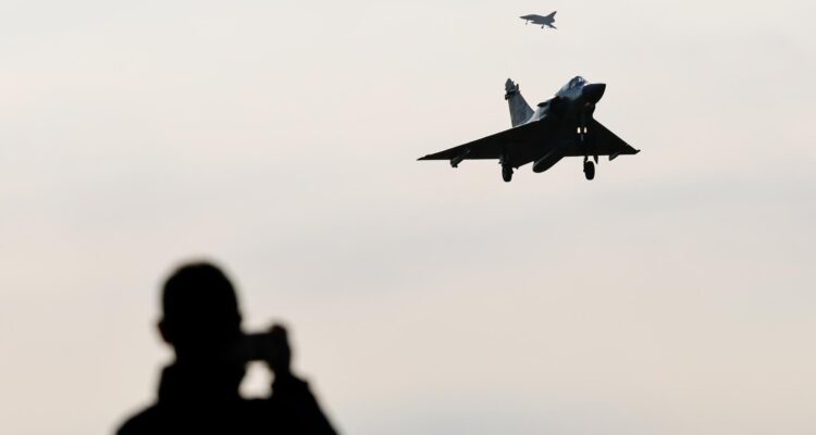 Aviones de combate Mirage 2000 de la Fuerza Aérea de Taiwán se acercan para aterrizar dentro de la base aérea de Hsinchu, Taiwán