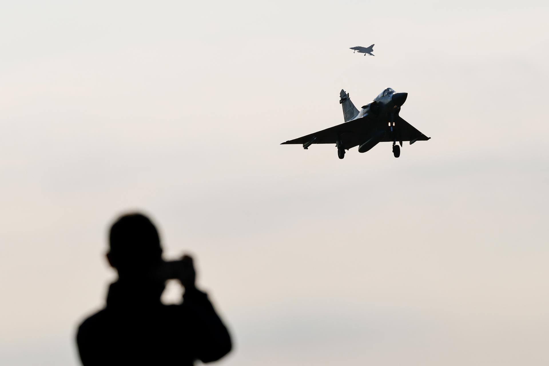 Aviones de combate Mirage 2000 de la Fuerza Aérea de Taiwán se acercan para aterrizar dentro de la base aérea de Hsinchu, Taiwán