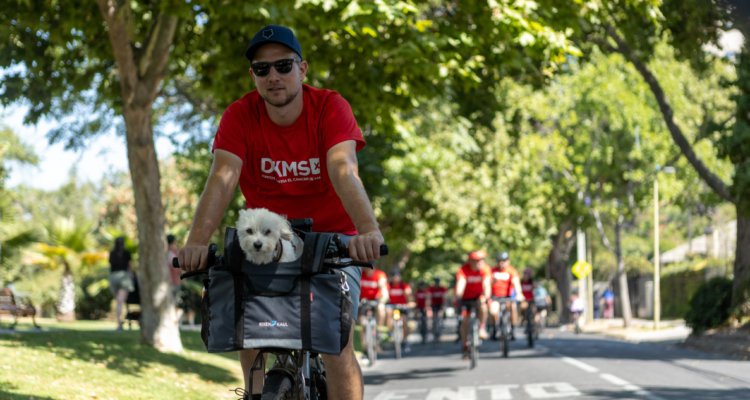 Ciclista alemán que busca recaudar fondos para ayudar a pacientes con cáncer, llegó a Santiago