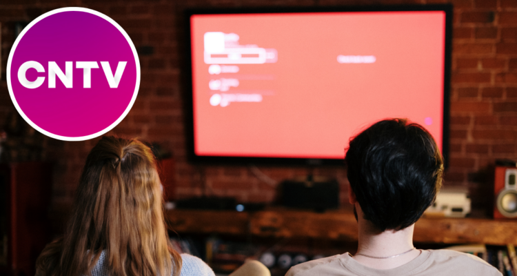 Persona viendo televisión y logo de CNTV en referencia a Encuesta Nacional de Televisión 2024