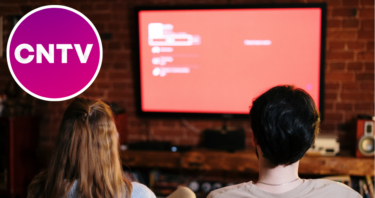 Persona viendo televisión y logo de CNTV en referencia a Encuesta Nacional de Televisión 2024