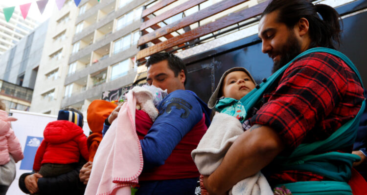 Comisión de Economía de la Cámara aprueba posnatal parental: proyecto extiende permiso a 40 semanas