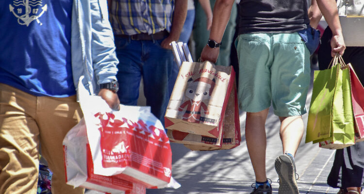 En época de regalos: Sernac recuerda los derechos de quienes van a comprar para esta Navidad