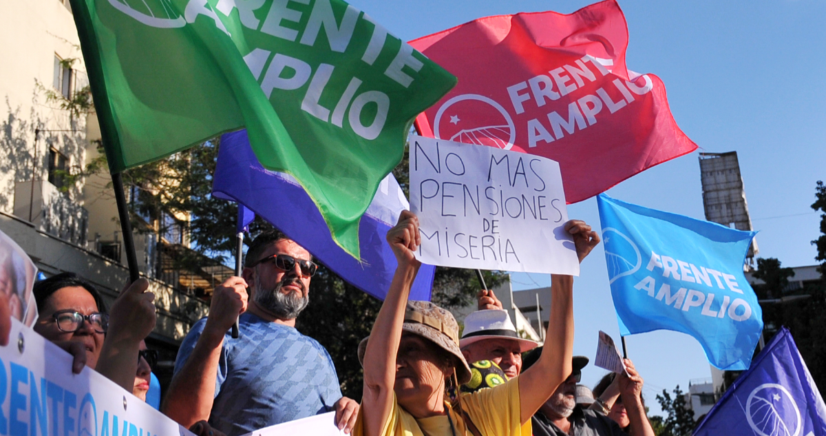 Con crítica a “campaña del terror” de las AFP figuras del Frente Amplio lideran volanteo en Santiago