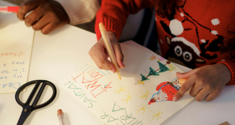 Consejos para manejar la frustración de los niños frente a las expectativas de regalos de Navidad