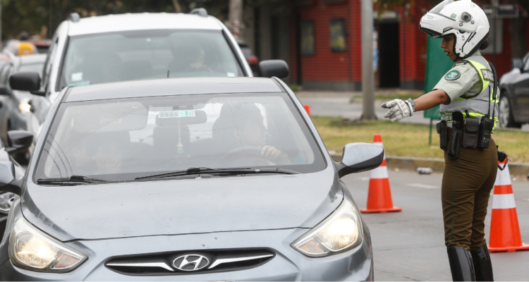 Las multas y penas de cárcel que arriesgan quienes huyan de un control policial según proyecto de ley