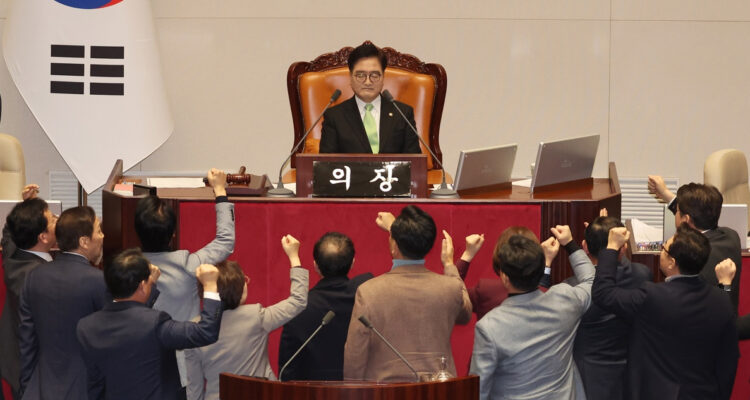 Parlamento de Corea del Sur destituye al presidente interino y ahonda crisis institucional