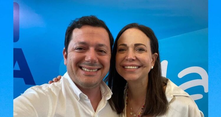 Se ve a Tarbay y Corina Machado.