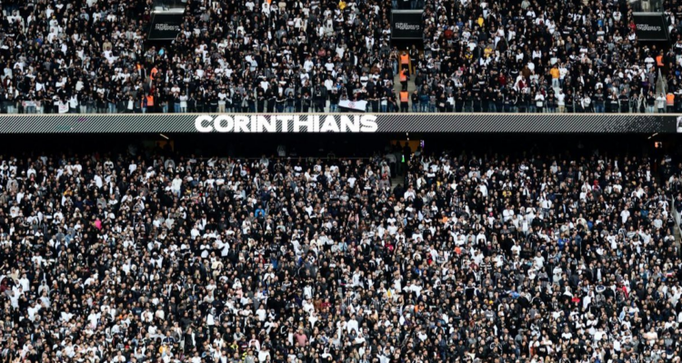 Hinchas de Corinthians buscan reunir millonario monto para saldar deuda que podría hundir al club
